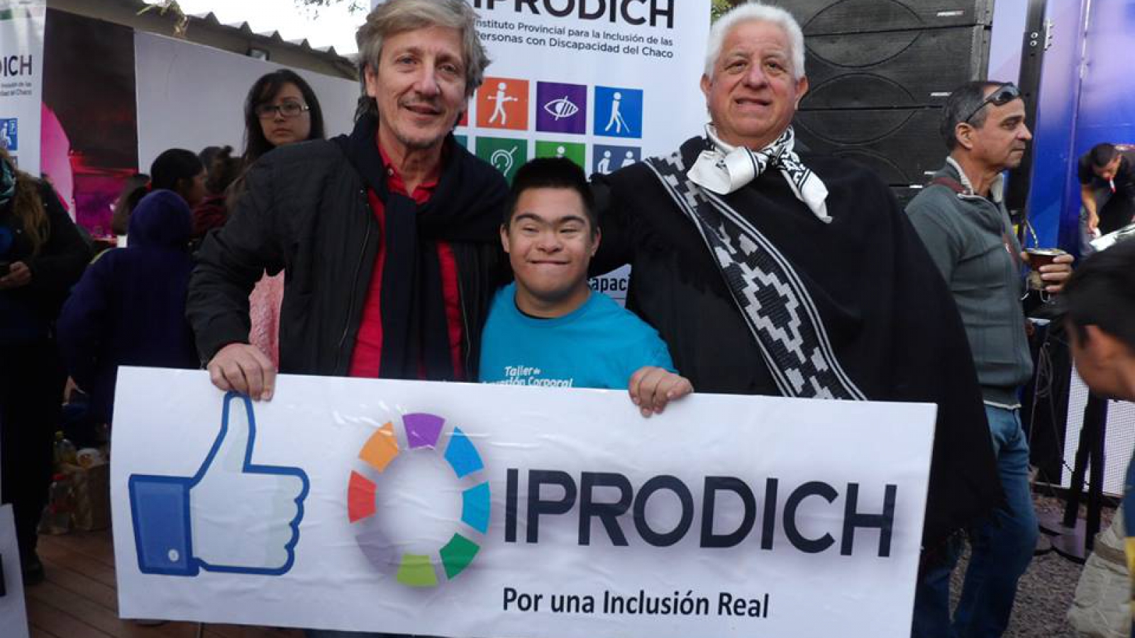 El presidente del IPRODICH junto a persona con discapacidad