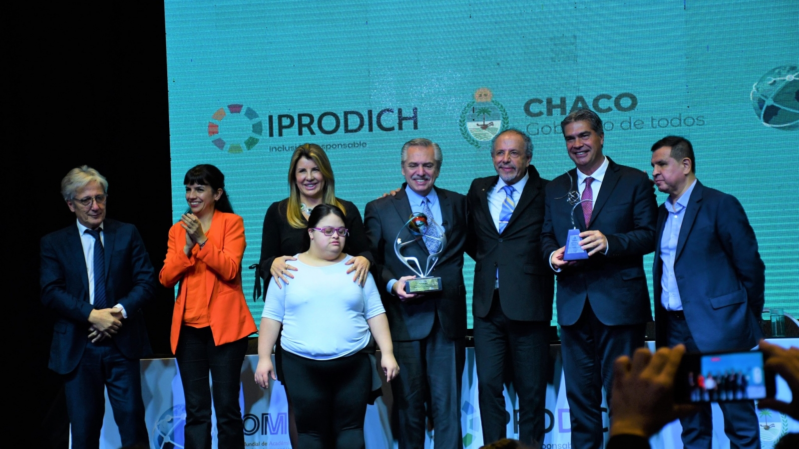 El presidente Fernández, junto a diversas autoridades recibiendo Premios de la Ciencia de COMAU
