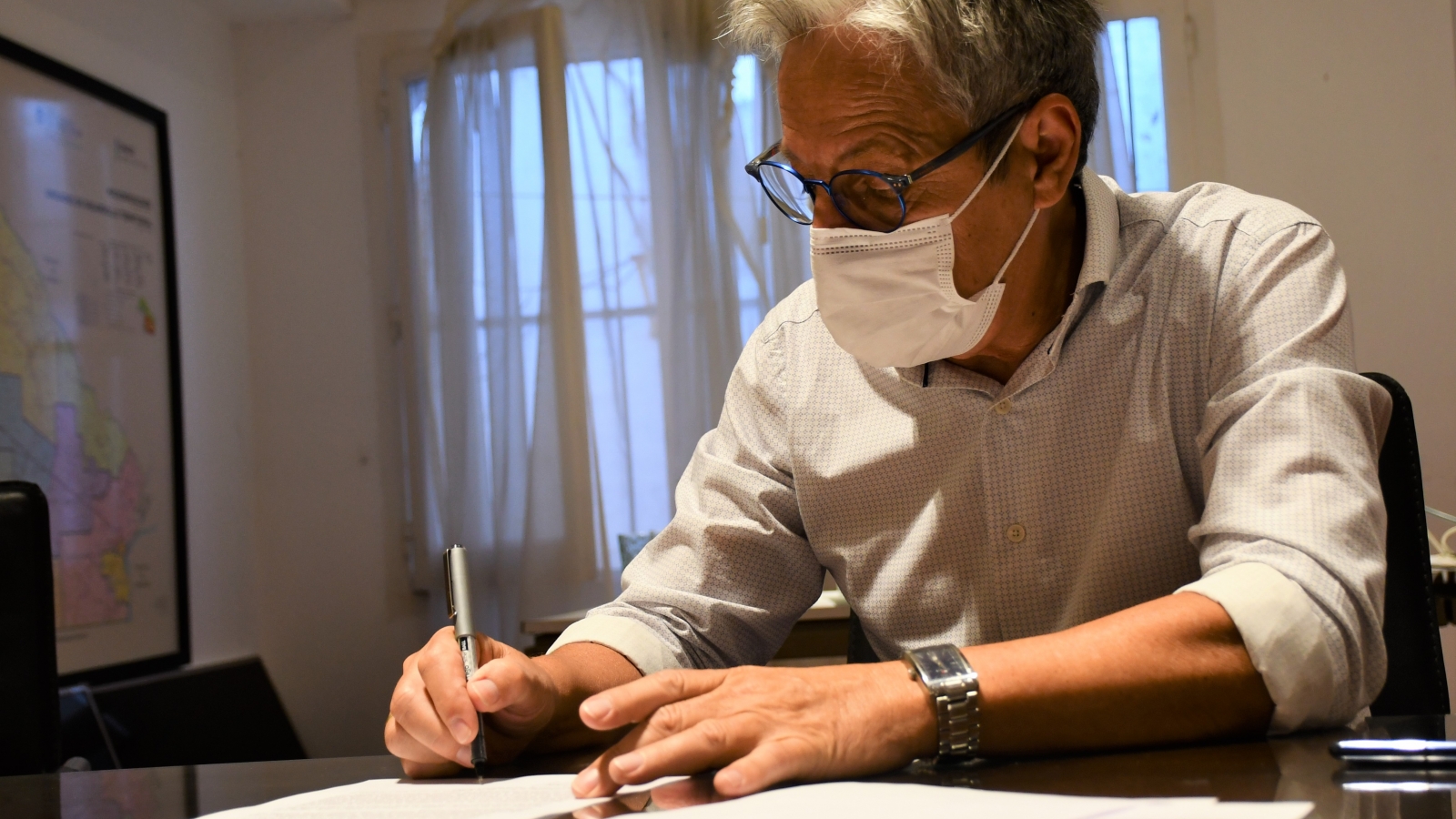 El presidente Lorenzo firmando un papel de convenio